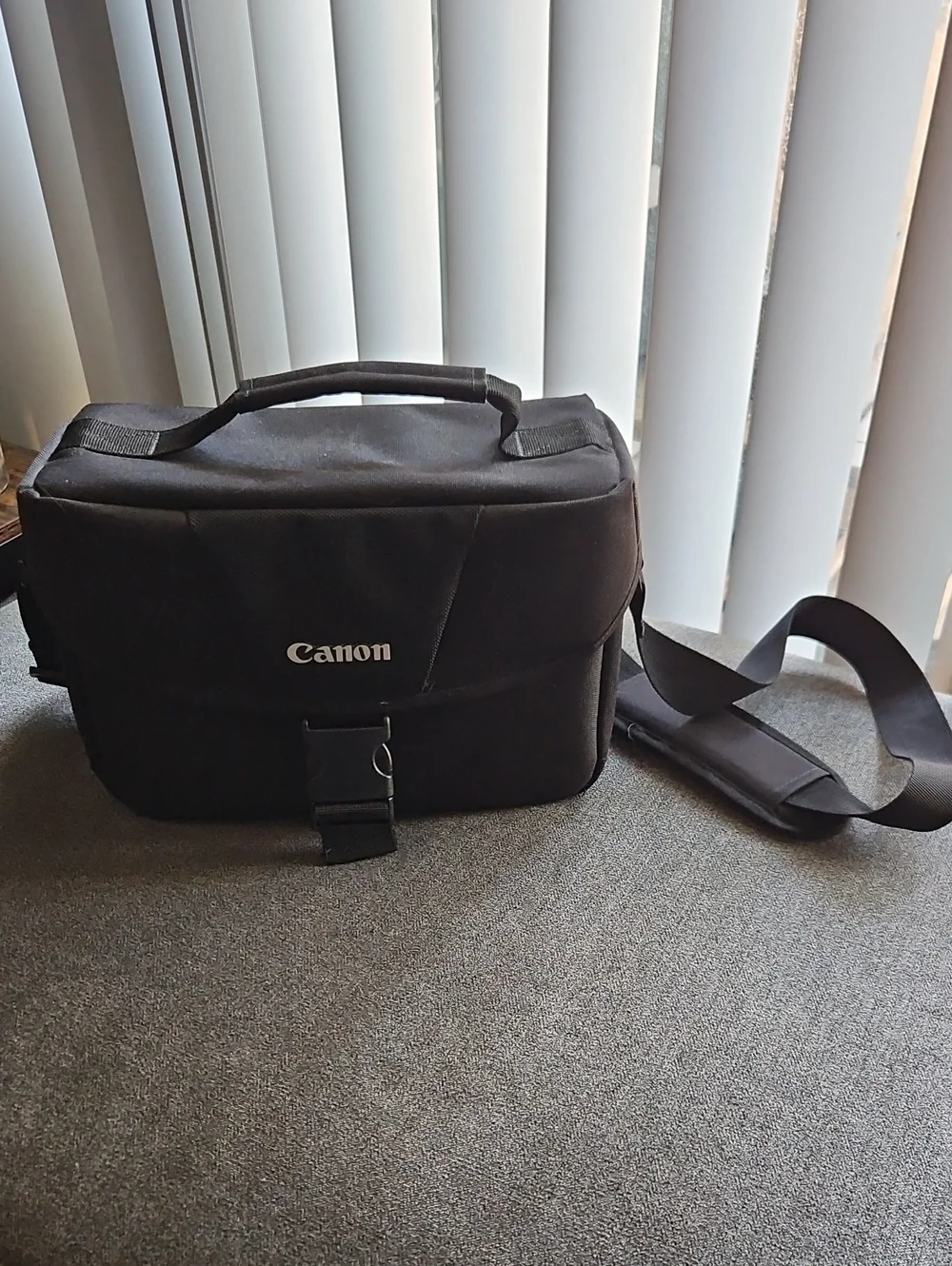 Canon 100ES DSLR Camera Shoulder Bag Black EUC